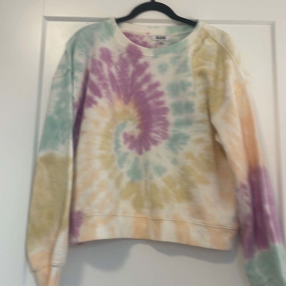 Women’s tie dye crew sweatshirt never worn! Size medium
